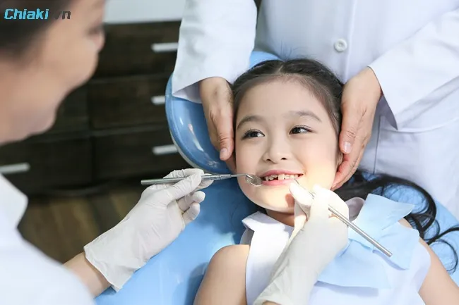 Sử dụng xịt chống s&acirc;u răng vẫn cần phải đ&aacute;nh răng 2 lần/ ng&agrave;y v&agrave; kiểm tra răng định kỳ 6 th&aacute;ng/ lần