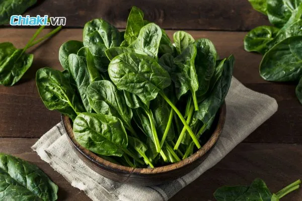 Rau bina chứa sắt, folate v&agrave; vitamin C tự nhi&ecirc;n, rất tốt cho hệ tạo m&aacute;u của b&eacute;.