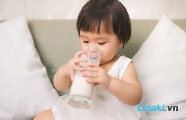 Trẻ 1 tuổi uống sữa tươi được kh&ocirc;ng