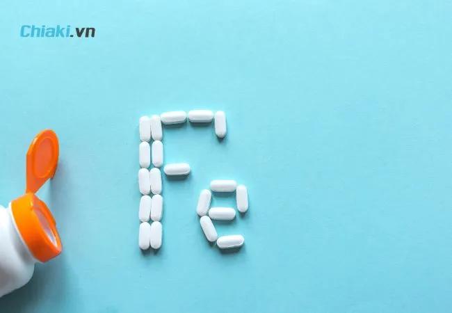 Uống vi&ecirc;n sắt khi bụng đ&oacute;i (thường l&agrave; trước bữa ăn 1 giờ hoặc sau bữa ăn 2 giờ