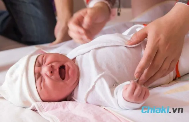 Tại sao b&eacute; sơ sinh dễ bị sổ mũi, nghẹt mũi