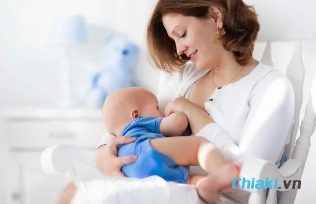 Trẻ sơ sinh bị v&agrave;ng da n&ecirc;n bổ sung g&igrave; - Sữa mẹ