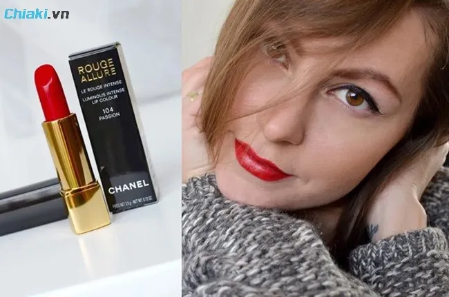 Chanel Rouge Allure 104 Passion sở hữu tone m&agrave;u son đỏ tươi rực rỡ c&ugrave;ng với lớp base lạnh nhẹ
