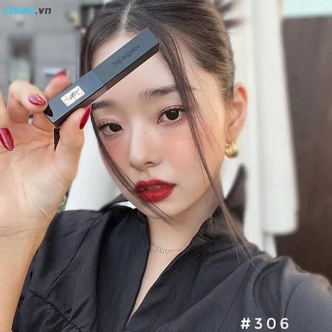 Son YSL The Slim Velvet Radical 306 Red Urge chất velvet demi‑matte - mềm nhẹ như nhung, mịn m&agrave;ng