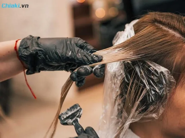 Đối với t&oacute;c đ&atilde; c&oacute; m&agrave;u cũ v&agrave; muốn nhuộm lại c&ugrave;ng m&agrave;u: Thoa đều từ ch&acirc;n đến ngọn t&oacute;c