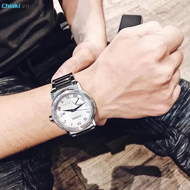 Đồng hồ nam d&acirc;y kim loại Citizen Eco-Drive chuyển đổi mọi nguồn s&aacute;ng từ tự nhi&ecirc;n hoặc nh&acirc;n tạo th&agrave;nh năng lượng