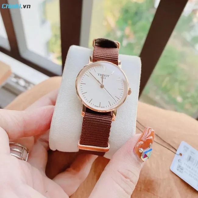 Đồng hồ nữ Tissot Everytime Rose sử dụng d&acirc;y vải d&ugrave; bản to m&agrave;u n&acirc;u, mang lại cảm gi&aacute;c thoải m&aacute;i