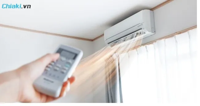 C&oacute; thể v&agrave; n&ecirc;n bật quạt khi trẻ sơ sinh nằm điều h&ograve;a, nhưng cần thực hiện đ&uacute;ng c&aacute;ch