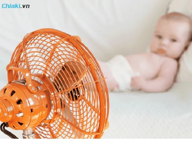 Quạt c&oacute; thể l&agrave;m m&aacute;t tức th&igrave; v&agrave; lưu th&ocirc;ng kh&ocirc;ng kh&iacute; trong ph&ograve;ng, gi&uacute;p hạn chế b&iacute; b&aacute;ch&nbsp;