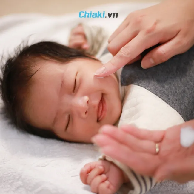 Hướng dẫn 4 bước thoa kem đ&uacute;ng kỹ thuật cho b&eacute;