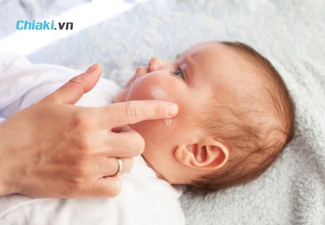 Lựa chọn kem dưỡng ẩm theo đ&uacute;ng độ tuổi của b&eacute;