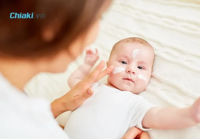 Mẹ n&ecirc;n ưu ti&ecirc;n kem dưỡng ẩm trong quy tr&igrave;nh chăm s&oacute;c để da b&eacute; khoẻ mạnh