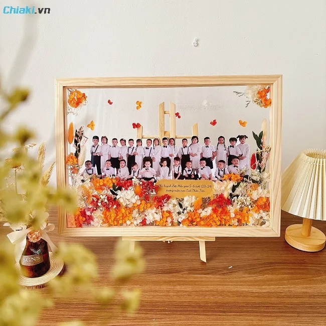 Khung ảnh lớp k&egrave;m lời ch&uacute;c l&agrave; vật kỷ niệm m&agrave; bất kỳ c&ocirc; gi&aacute;o n&agrave;o cũng n&acirc;ng niu, tr&acirc;n trọng