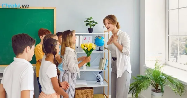 Hạn chế tặng qu&agrave; qu&aacute; ph&ocirc; trương hoặc qu&aacute; đắt tiền khiến g&acirc;y &aacute;p lực cho c&ocirc; gi&aacute;o