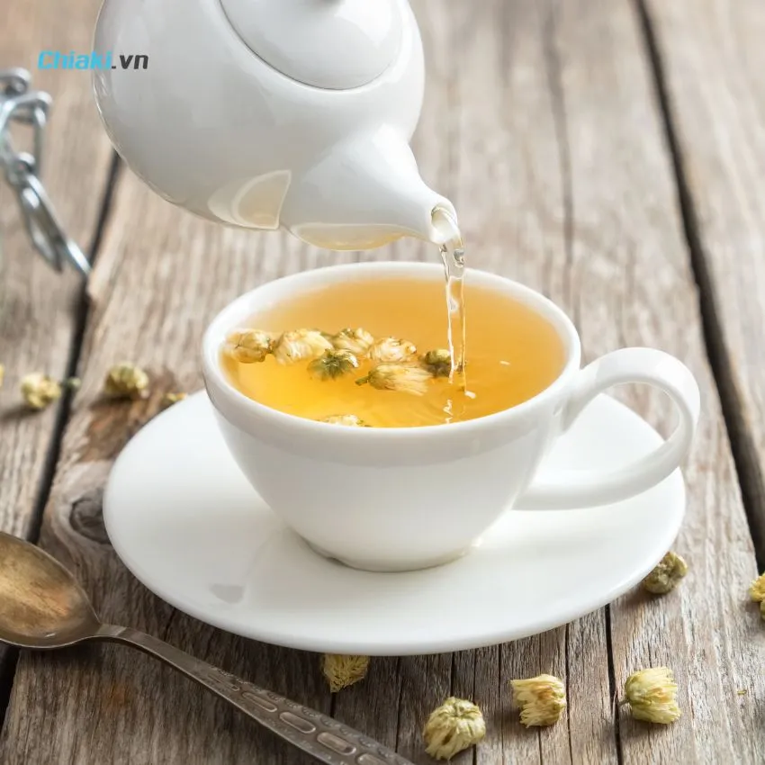 Tặng qu&agrave; 8/3 cho mẹ l&agrave; tr&agrave; hoa c&uacute;c hoặc tr&agrave; t&acirc;m sen c&oacute; t&iacute;nh m&aacute;t, thanh nhiệt, gi&uacute;p mẹ ngủ ngon