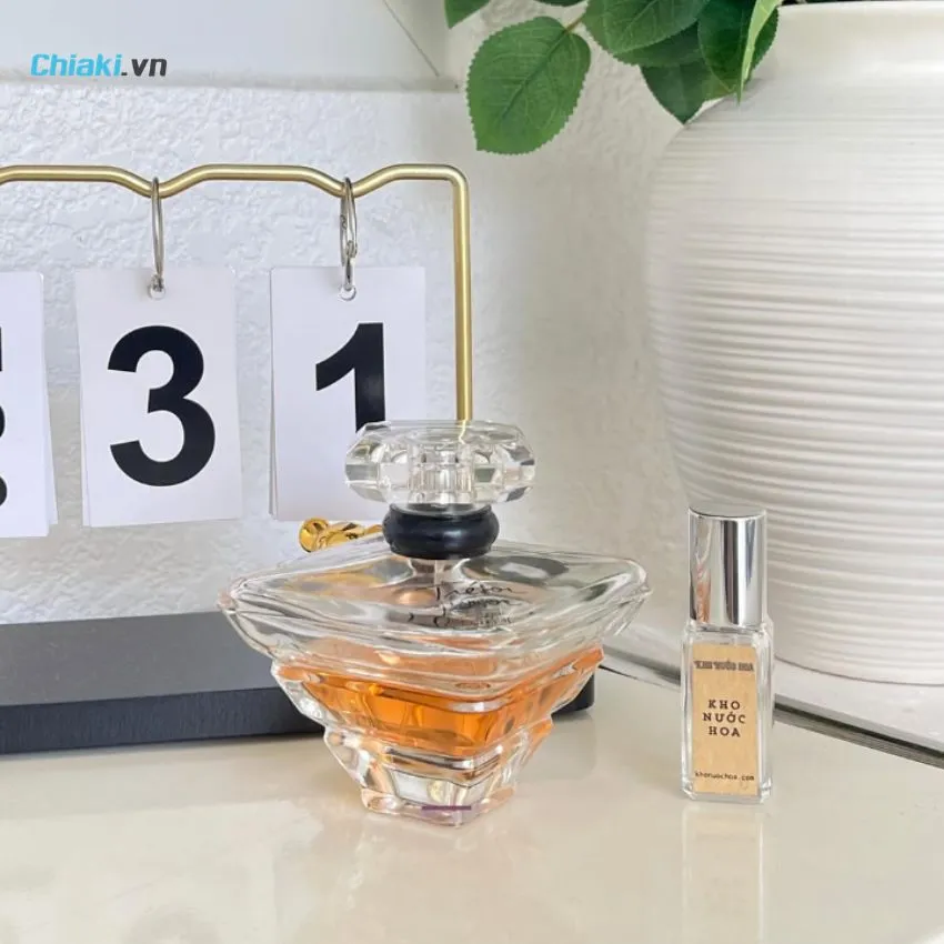 Tặng mẹ nước hoa n&ecirc;n ưu ti&ecirc;n m&ugrave;i hương thanh lịch, nồng n&agrave;n nhưng kh&ocirc;ng qu&aacute; gắt, to&aacute;t l&ecirc;n vẻ qu&yacute; ph&aacute;i