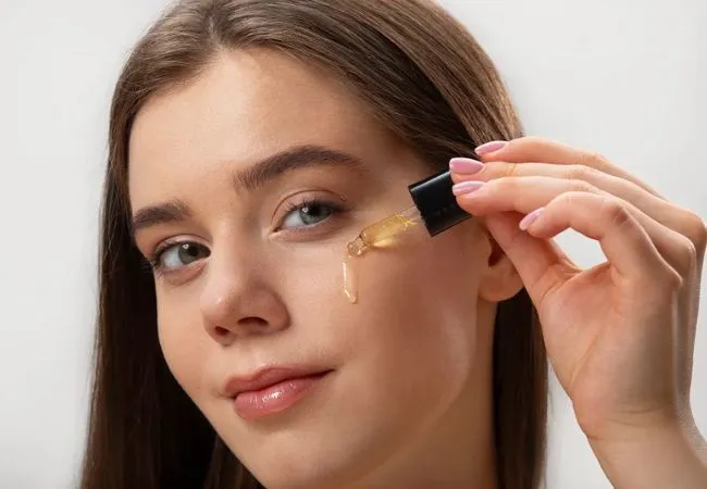 Thoa serum trước khi trang điểm