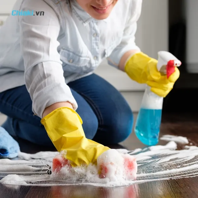 Lu&ocirc;n giữ g&igrave;n vệ sinh nh&agrave; cửa sạch sẽ, thu gom r&aacute;c thải thường xuy&ecirc;n v&agrave; đậy k&iacute;n thức ăn thừa để hạn chế gian quay lại