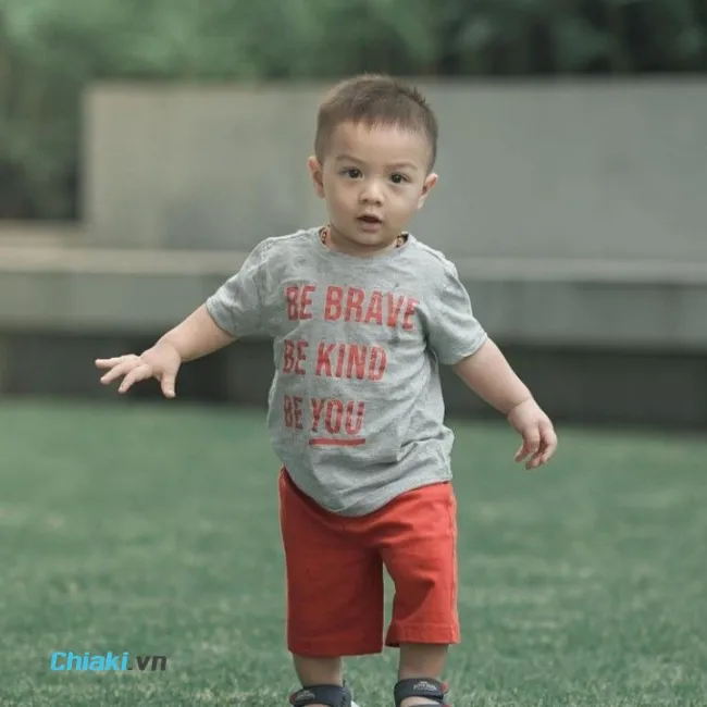 B&eacute; trai &iacute;t t&oacute;c cắt kiểu đầu đinh (buzz cut) ngắn đều