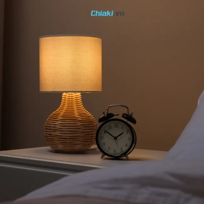 Một chiếc đ&egrave;n ngủ c&oacute; thiết kế đẹp l&agrave; m&oacute;n qu&agrave; nhỏ nhưng tinh tế