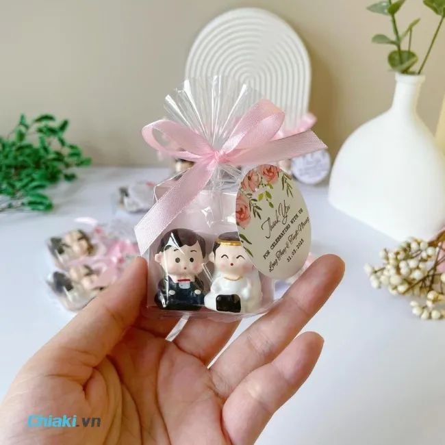 Qu&agrave; đ&aacute;p lễ cưới l&agrave; nam ch&acirc;m tủ lạnh in h&igrave;nh cưới, t&ecirc;n hai người hoặc một c&acirc;u cảm ơn.
