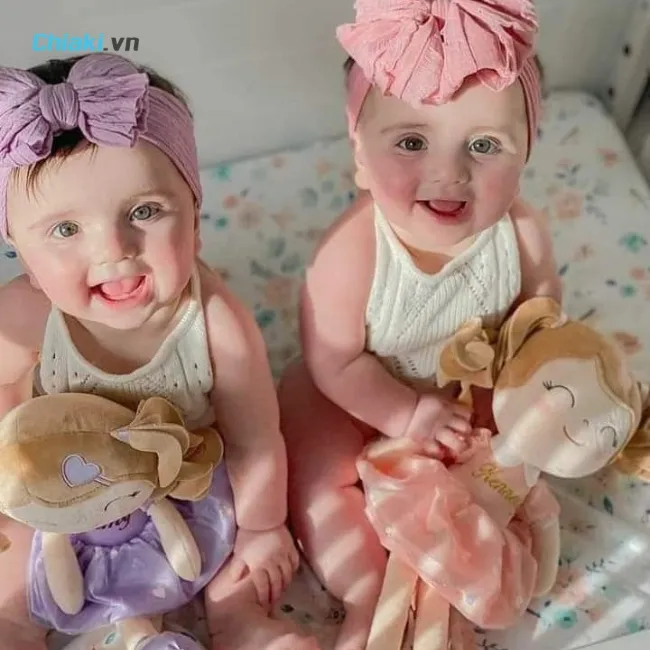 Đặt t&ecirc;n cho 2 b&eacute; g&aacute;i sinh đ&ocirc;i c&oacute; c&ugrave;ng t&ecirc;n đệm