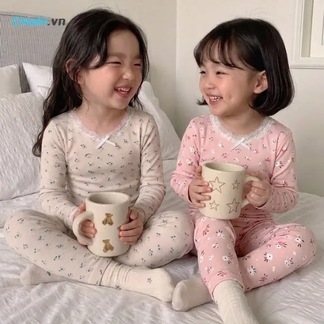T&ecirc;n sinh đ&ocirc;i cho hai b&eacute; g&aacute;i &yacute; nghĩa may mắn, thuận lợi