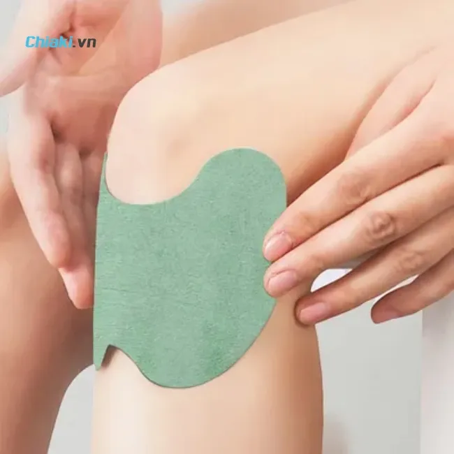 Sử dụng miếng d&aacute;n giảm đau đầu gối l&agrave; giải ph&aacute;p cắt cơn đau tại chỗ tiện lợi