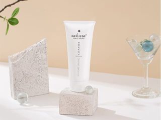 Sữa rửa mặt trắng da, trẻ hóa Sakura Brightening Cleanser