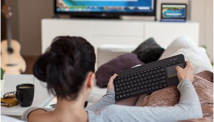 Bàn phím không dây điều khiển từ xa Logitech K400 PLUS - Phụ kiện máy tính tích hợp bàn di chuột, kết nối Bluetooth, thiết kế tiện dụng