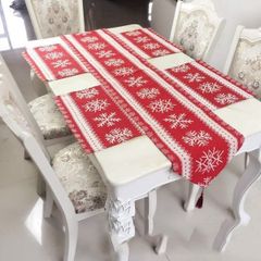 Bộ 5 tấm trải bàn ăn Giáng Sinh cao cấp với họa tiết người tuyết, bông tuyết và hoa đỏ - Trang trí tiệc Giáng Sinh ấm cúng