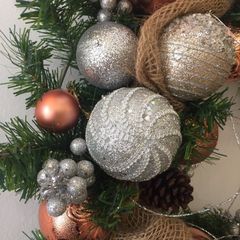 Vòng Nguyệt Quế Giáng Sinh Cao Cấp Tông Bạc - Trang Trí Noel Với Cảnh Thông, Quả Chuông Và Phụ Kiện Độc Đáo 50cm