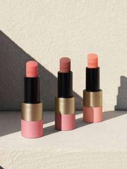 Son dưỡng môi Hermes 30 Rose D’ete màu hồng nude - Chất son mịn, dưỡng ẩm giúp môi mềm mượt, thanh lịch cho mọi dịp.