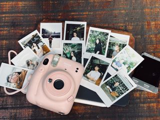 Máy Ảnh Lấy Ngay Fujifilm Instax Mini 11 - Thiết Kế Nhỏ Gọn, Ảnh Chất Lượng Cao, Combo Phụ Kiện Chụp Hình Tiện Lợi