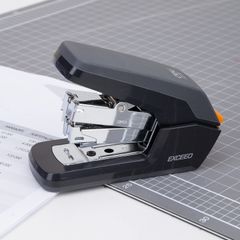 Dập Ghim Trợ Lực Deli E0370 - Dập Tối Đa 25 Trang, Thiết Kế Thông Minh, Giảm 30% Lực Tác Động, Chất Liệu Kim Loại Bền Bỉ