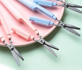 Kéo Tiện Lợi Deli Có Khóa 105mm 77761 - Thiết Kế Nhỏ Gọn, Lưỡi Dao Sắc Bén, Phù Hợp Học Sinh và Văn Phòng
