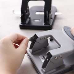 Máy Đục Lỗ Kim Loại 35 Tờ Deli E0117 - Đục Lỗ Giấy A4 Siêu Bền, Thiết Kế Tiện Lợi Cho Văn Phòng
