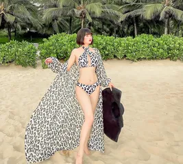 Bikini 2 mảnh họa tiết bò sữa độc lạ kèm áo choàng