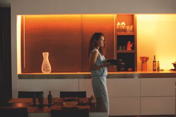 Bộ Đèn Led Dây Hue Lightstrip Plus V4 APR 2m - Đèn Trang Trí Thông Minh Nhiều Màu, Điều Khiển Từ Xa, Linh Hoạt Cho Không Gian Sống