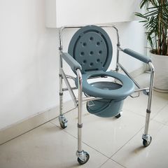Ghế bô vệ sinh có bánh xe di chuyển Lucass G696 - Khung hợp kim bền đẹp, hỗ trợ người lớn tuổi tiện lợi, dễ vệ sinh.