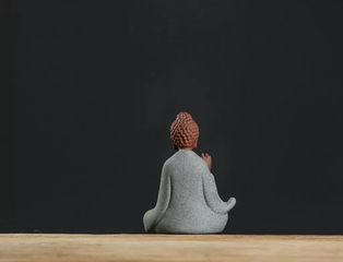 Tượng Phật A Di Đà Gốm Sứ Tự Nhiên - Vật Phẩm Phong Thủy Thiền Ấn Đẹp Để Thờ Cúng, Cầu Nguyện Bình An và Thịnh Vượng