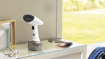 Bàn là hơi nước cầm tay Benny BIS-220S gọn nhẹ 1600W, dung tích 300ml, thiết kế sang trọng - Công nghệ phun hơi thông minh