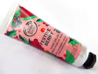Kem dưỡng tay The Body Shop Festive Berry 30ml - Kem dưỡng ẩm da tay mùa Giáng Sinh với hương thơm ngọt ngào, tiện lợi mang theo mọi nơi