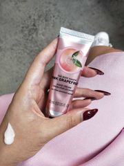 Kem dưỡng tay The Body Shop Pink Grapefruit 30ml - Kem gel dưỡng ẩm da tay chiết xuất bưởi hồng, thấm nhanh, bảo vệ da mềm mại.