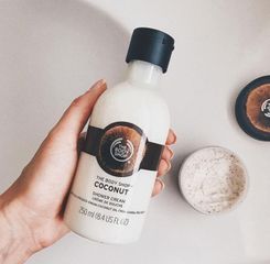 Kem Tắm The Body Shop Coconut Shower Cream 250ml - Dưỡng ẩm và Làm sạch Da với Chiết Xuất Dầu Dừa Tự Nhiên