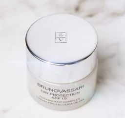 Kem Dưỡng Trắng Da Bruno Vassari Day Protection SPF15 - Bảo Vệ Da Khỏi Tia UV, Ngăn Đốm Nâu, Cấp Ẩm, Hũ 50ml