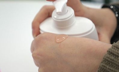 Dung dịch vệ sinh phụ nữ Intima dạng gel 200ml - pH 5.5 tự nhiên, hỗ trợ làm sạch và khử mùi nhẹ nhàng, an toàn cho mọi loại da.