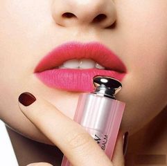 Son dưỡng Dior có màu Addict Lip Glow cho môi căng mọng