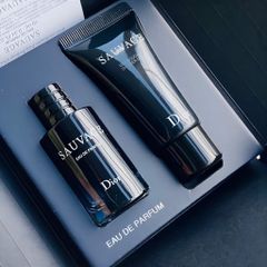 Bộ quà tặng nước hoa và sữa tắm Dior Sauvage EDP cho nam - Hương gỗ tươi mát, phù hợp đi du lịch, tiện lợi, phong cách mạnh mẽ.
