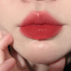 Son Kem Tom Ford TF Liquid Lip Luxe Matte 129 Carnal Red - Màu Đỏ Tươi Đẹp, Chất Son Mịn, Bền Màu 6-8 Giờ, Đặc Biệt Dành Cho Phái Đẹp